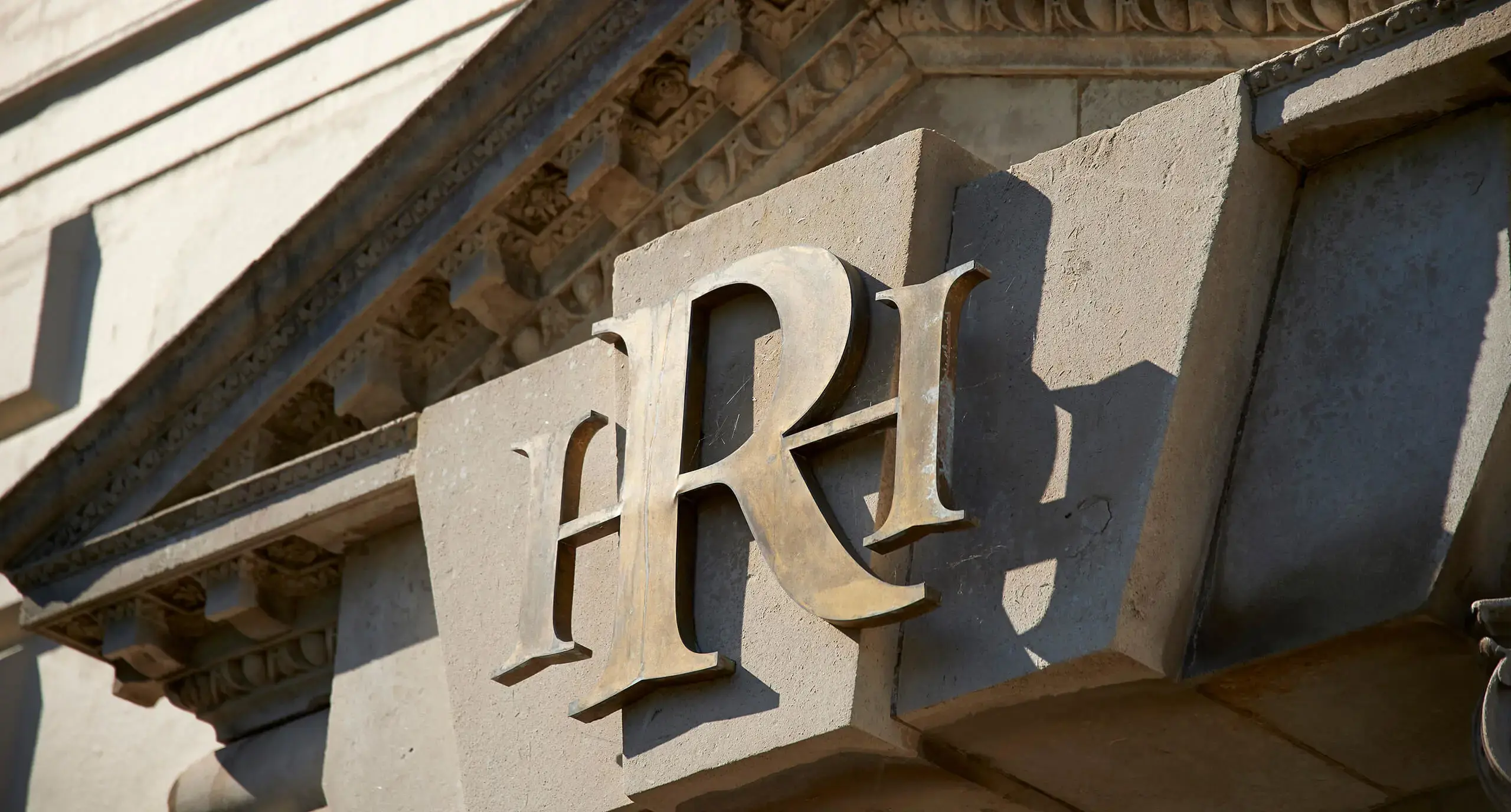 Logo of Radnor House on the school building