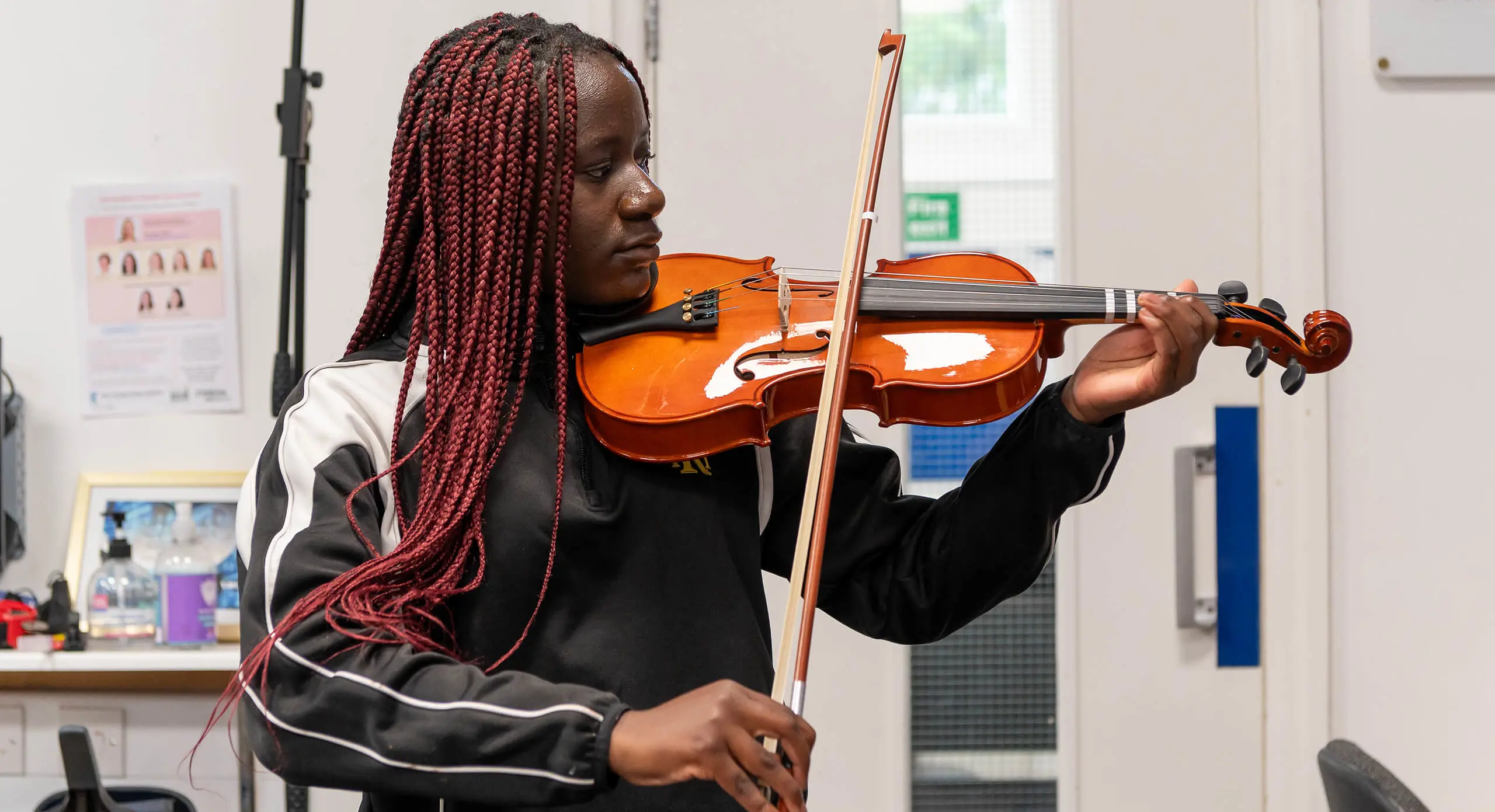 Radnor House Sevenoaks student playing the violin